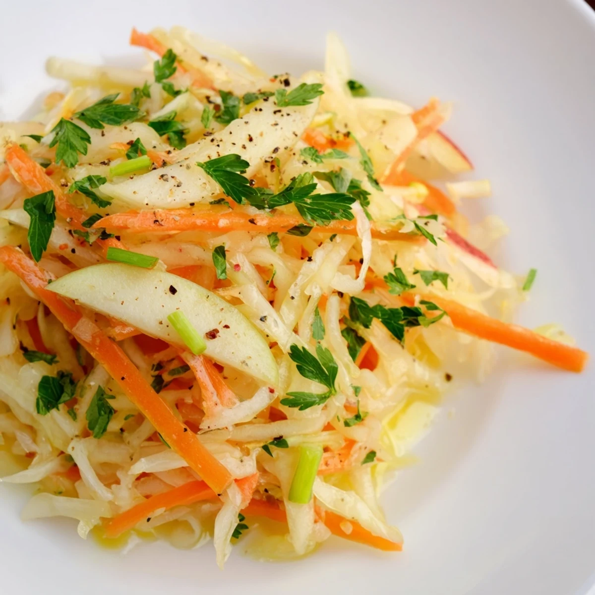 Lebhafte Mischung aus Sauerkraut und Apfel, perfekt für Grillgerichte und Picknicks.  