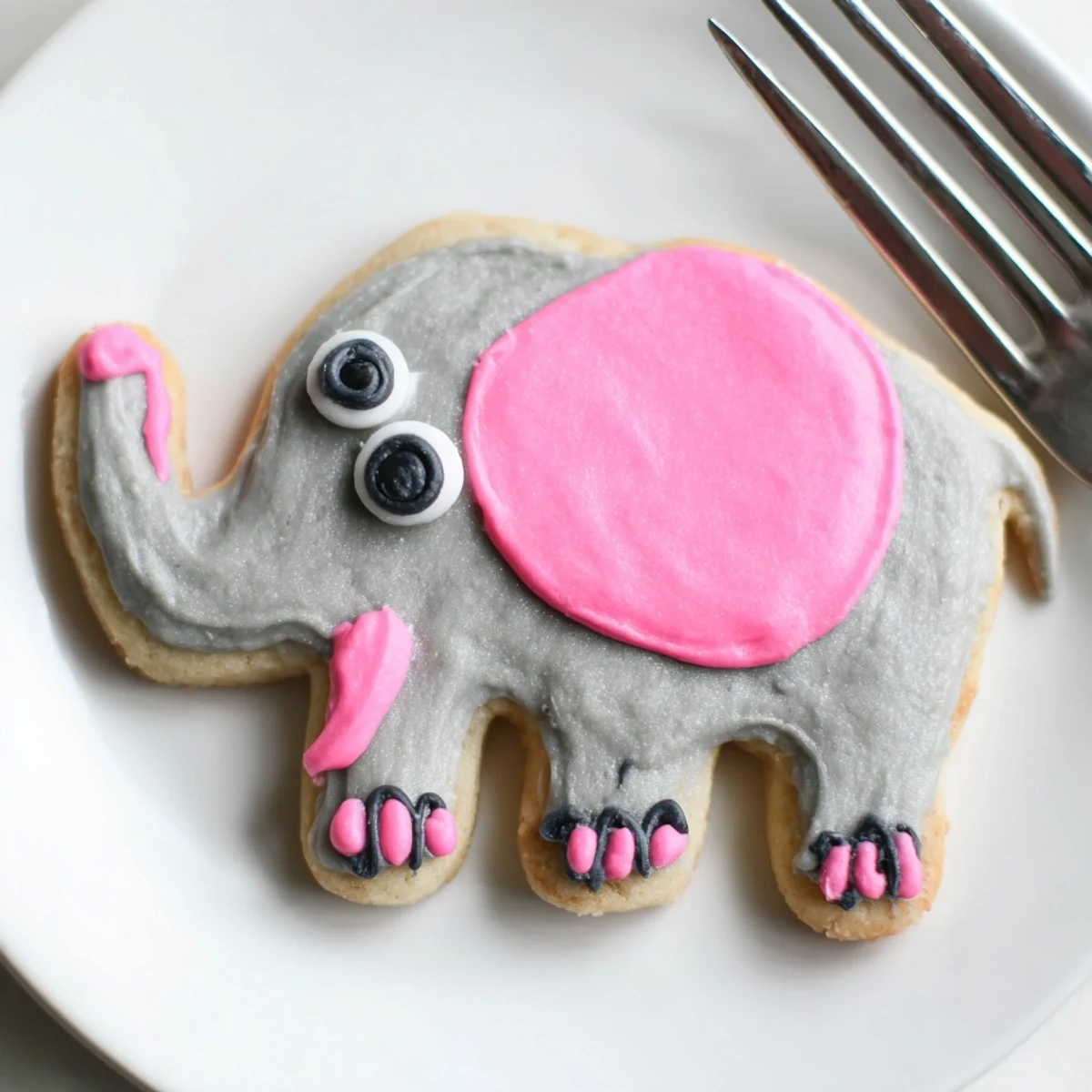 Giant Biscuits Amical Éléphant Géant, frosted gray with pink ears, ready for sharing and fun.