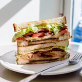 Saftiges Vegan Bacon BLT Grilled Cheese mit frischem Salat, Tomatenscheiben und würziger Rauchnote vom Tempeh.