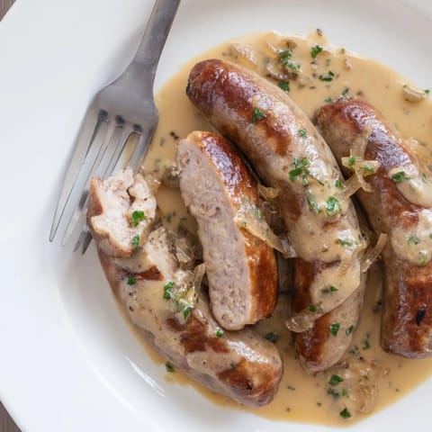 Bratwurst mit Senfsauce serviert