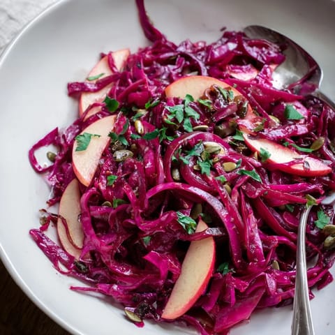 Diese leuchtende Rotkohl- und Apfelpfanne ist ideal als farbenfrohe Beilage für jedes Gericht.  