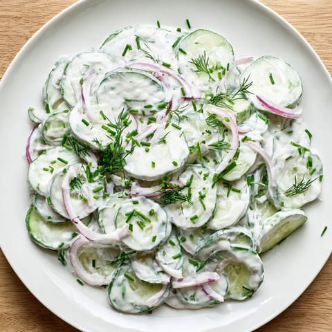 Cremiger deutscher Gurkensalat