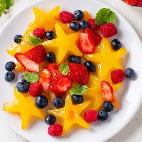 Starfruit mit frischen Beeren