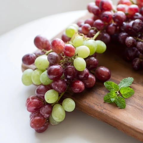 Trauben auf Holzbrett