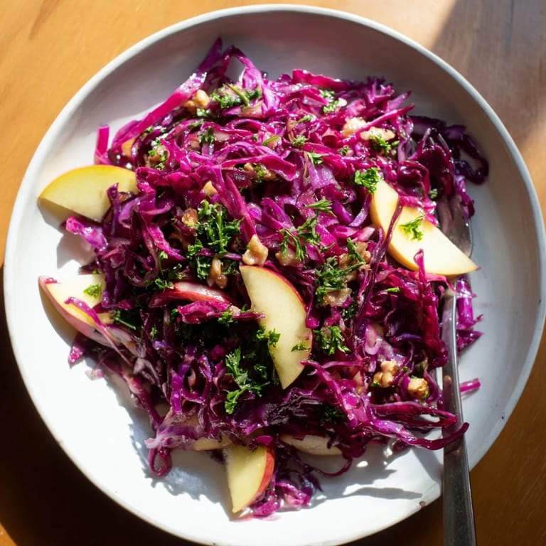 Warmer Rotkohl-Salat mit süß-sauren Aromen, ideal für Herbstabende und Feiern.  