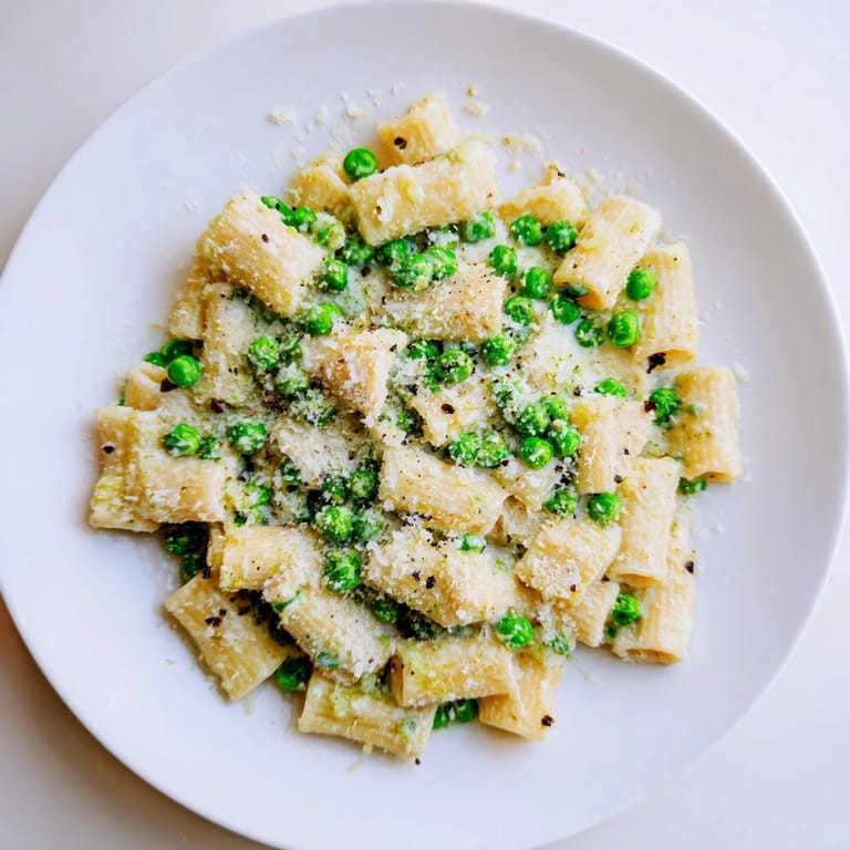 Frische Basilikumblätter und geriebene Zitrone garnieren dieses schnelle italienische Frühlingsgericht auf dem Teller.